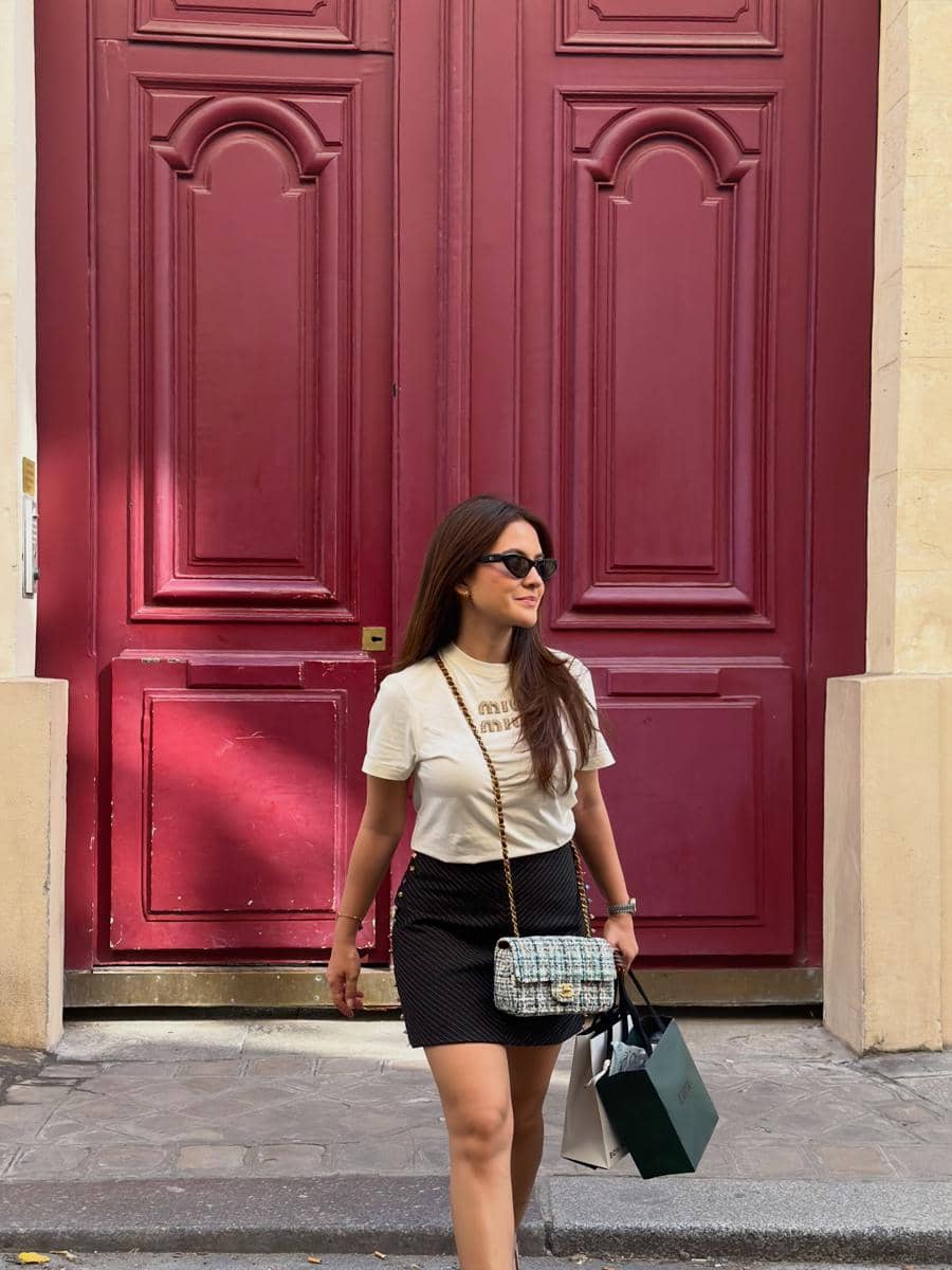 Marsha Aruan jalan-jalan di Kota Paris saat musim panas