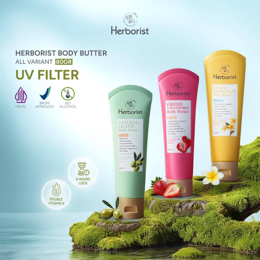 Tiga varian Herborist Body Butter yaitu Natural Olive, Fresh Strawberry, dan Exotic Frangipani berdiri di atas permukaan berlumut hijau.