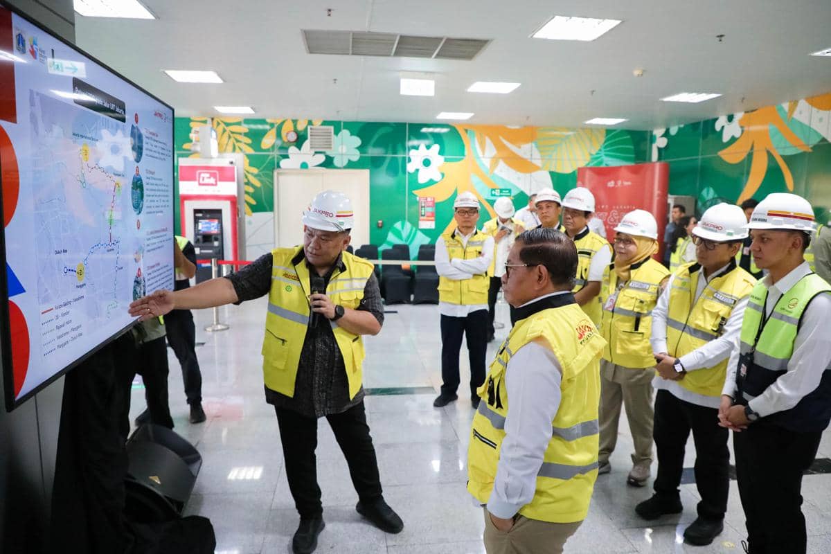 Gubernur DKI Jakarta, Pramono Anung saat meninjau Progres LRT Pegangsaan Dua–Manggarai.