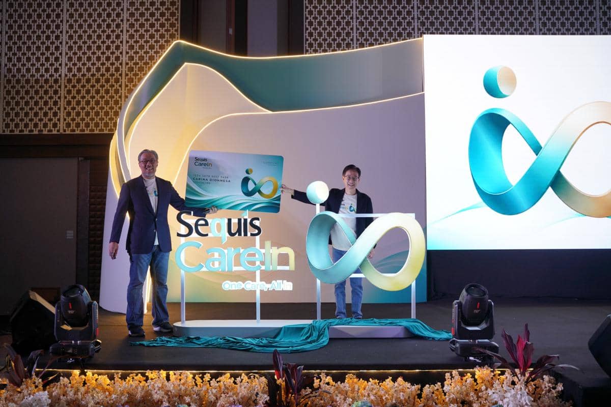 Dua eksekutif Sequis Life berdiri di atas panggung saat peluncuran Sequis CareIn dengan konsep One Care, All In di Jakarta.