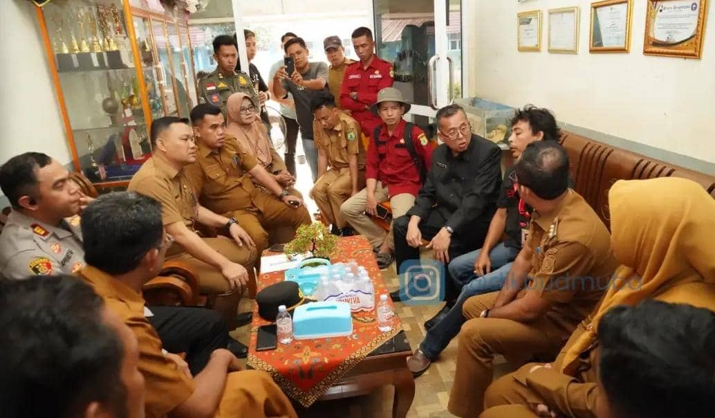 Disdik Muba didampingi Camat dan Polres Keluang saat melakukan mediasi di SMPN 5 Keluang.