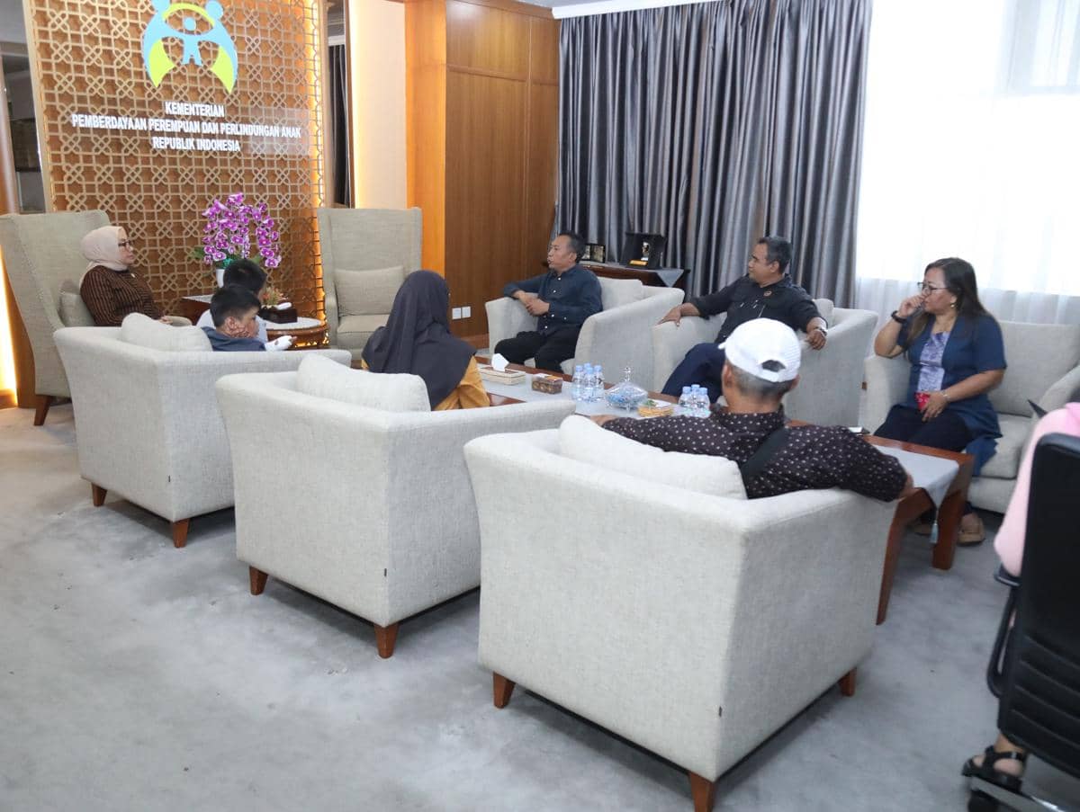 WhaMenteri PPPA Arifah Fauzi menemui dua santri yang jadi korban terbakar di pondok pesantren di NTB.