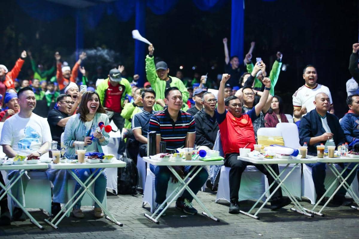 Ketua Umum Partai Demokrat, Agus Harimurti Yudhoyono (AHY) nonton bareng Piala Dunia 2026 bersama pengemudi ojek online (ojol) (dok. Demokra