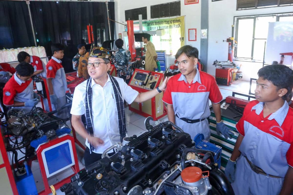 Toyota Donasikan Mesin Mobil ke Dua SMK di Lombok