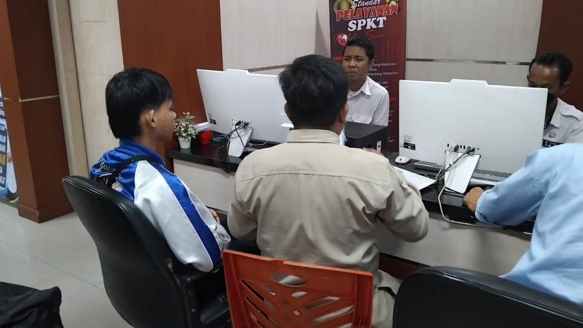 Kevin didampingi kuasa hukumnya saat membuat laporan dugaan malapraktik RS Fadhilah Prabumulih.
