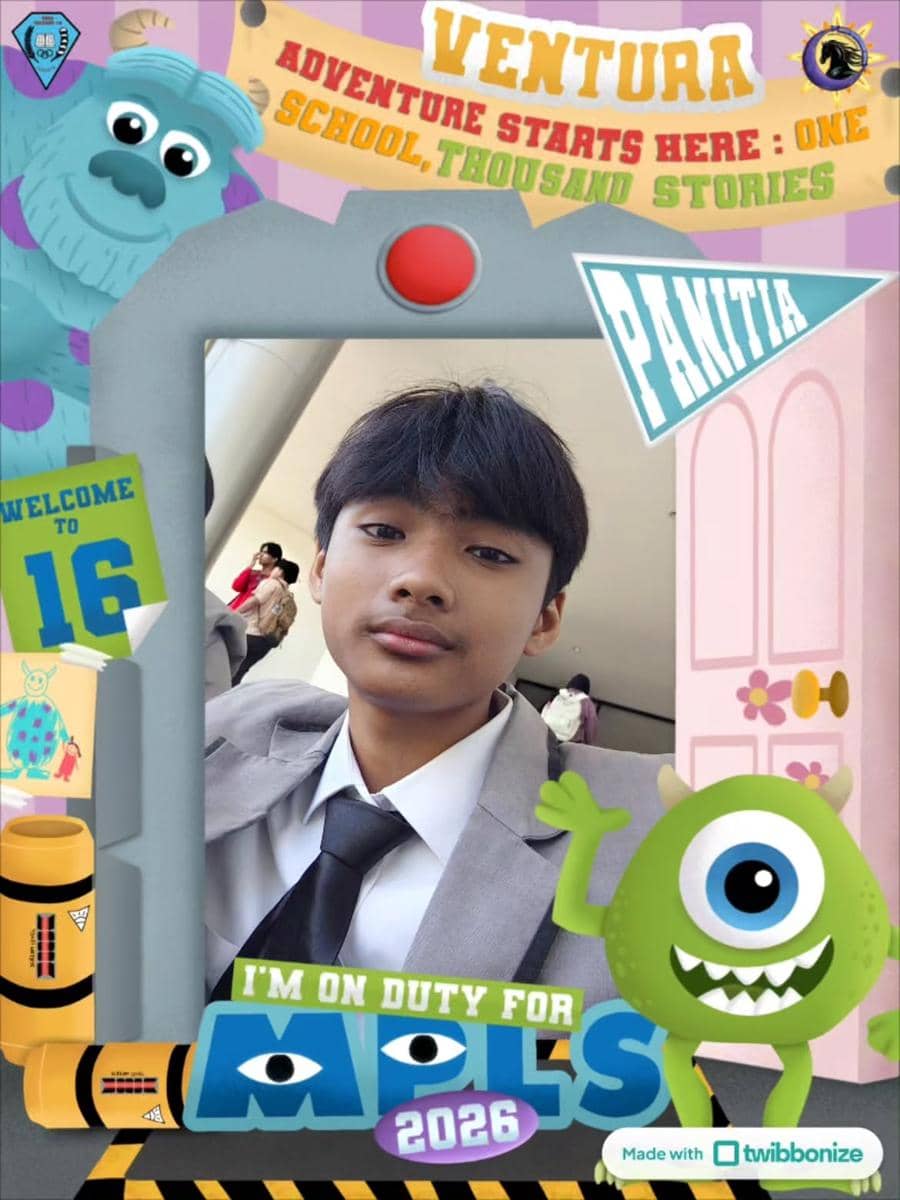 Remaja mengenakan seragam abu-abu dan dasi hitam berfoto dengan bingkai tema Monsters Inc bertuliskan MPLS 2026 dan tulisan panitia.