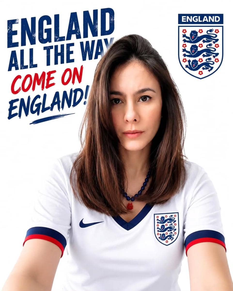 Seorang perempuan mengenakan jersey tim nasional sepak bola Inggris dengan latar tulisan dukungan untuk Inggris di Piala Dunia 2026.