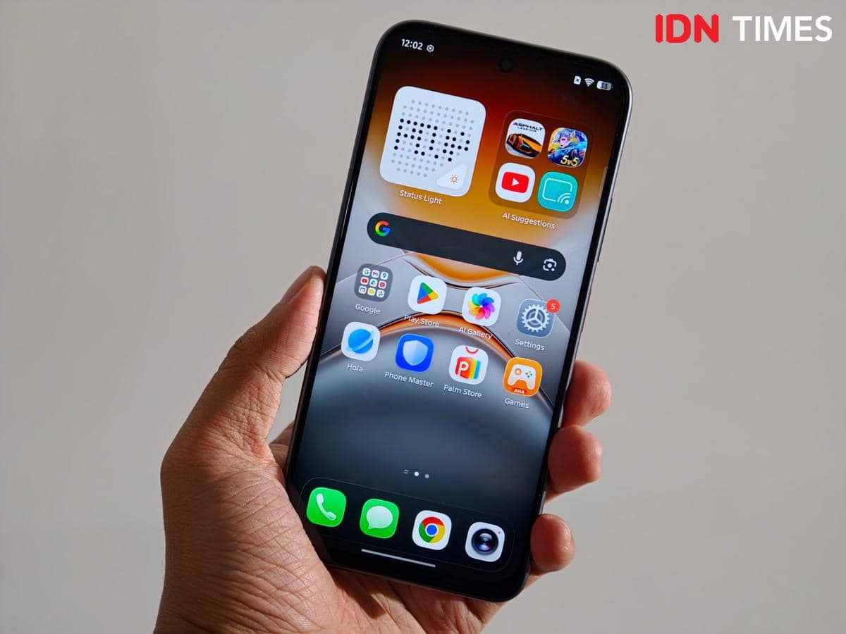 Seseorang memegang smartphone TECNO POVA 8 5G dengan layar menyala menampilkan berbagai aplikasi di antarmuka utama.