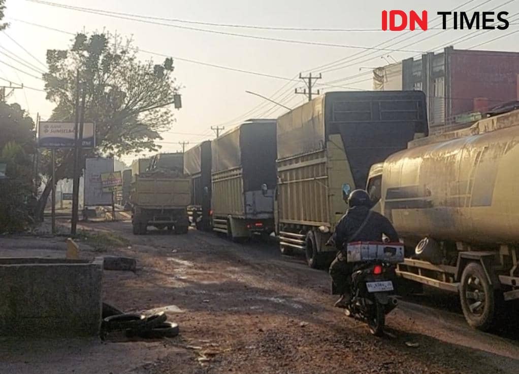 Arus lalu lintas di KM 17 Jalintim Palembang-Betung yang padat saat perbaikan jalan.