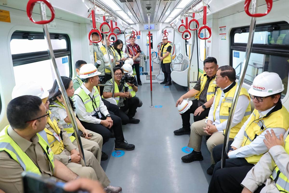 Gubernur DKI Jakarta, Pramono Anung saat meninjau Progres LRT Pegangsaan Dua–Manggarai.