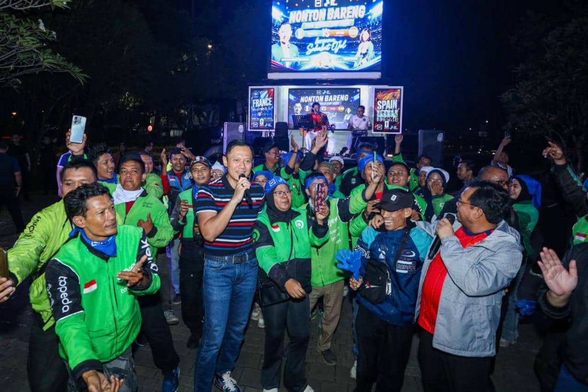 Ketua Umum Partai Demokrat, Agus Harimurti Yudhoyono (AHY) nonton bareng Piala Dunia 2026 bersama pengemudi ojek online (ojol) (dok. Demokra