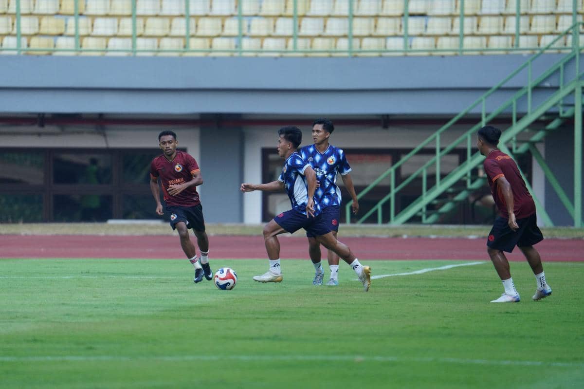 Para pemain Semen Padang berlatih dalam pertandingan internal di Stadion Patriot Candrabhaga dengan suasana kompetitif di lapangan hijau.