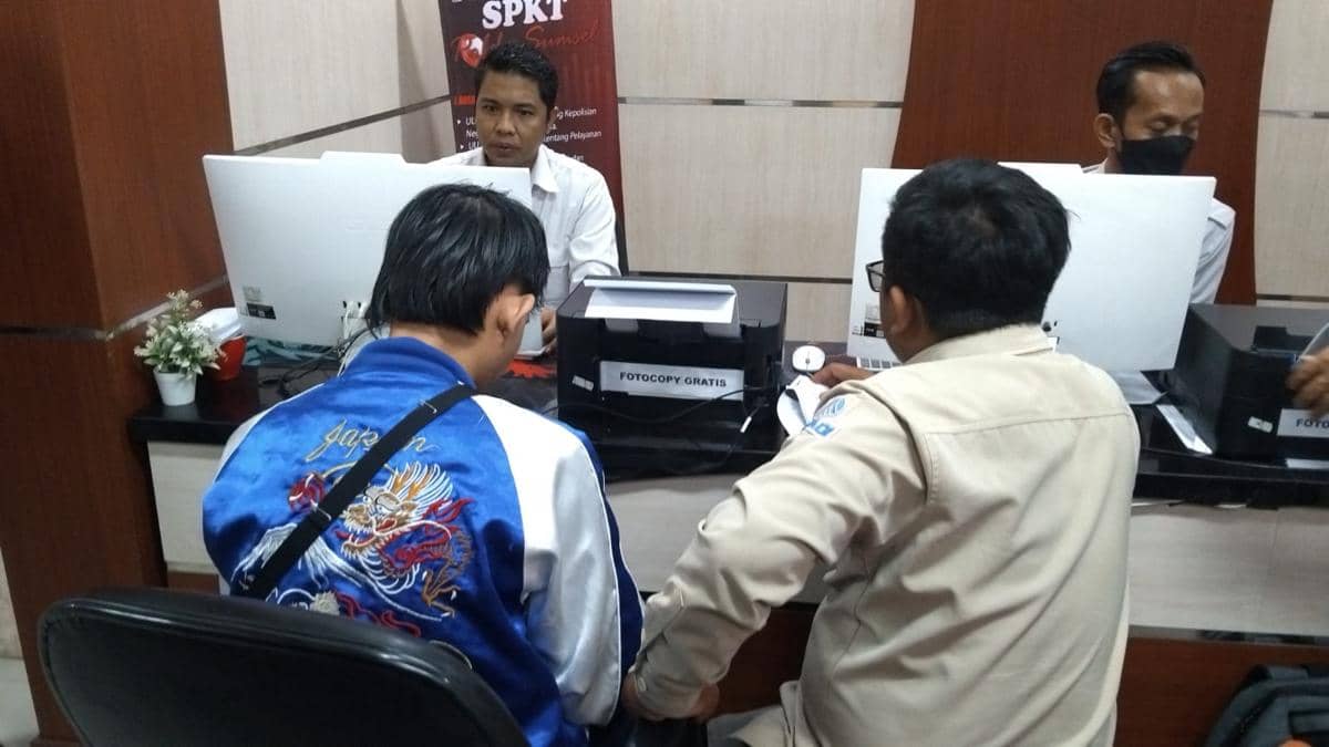 Kevin didampingi kuasa hukumnya saat membuat laporan dugaan malapraktik RS Fadhilah Prabumulih.