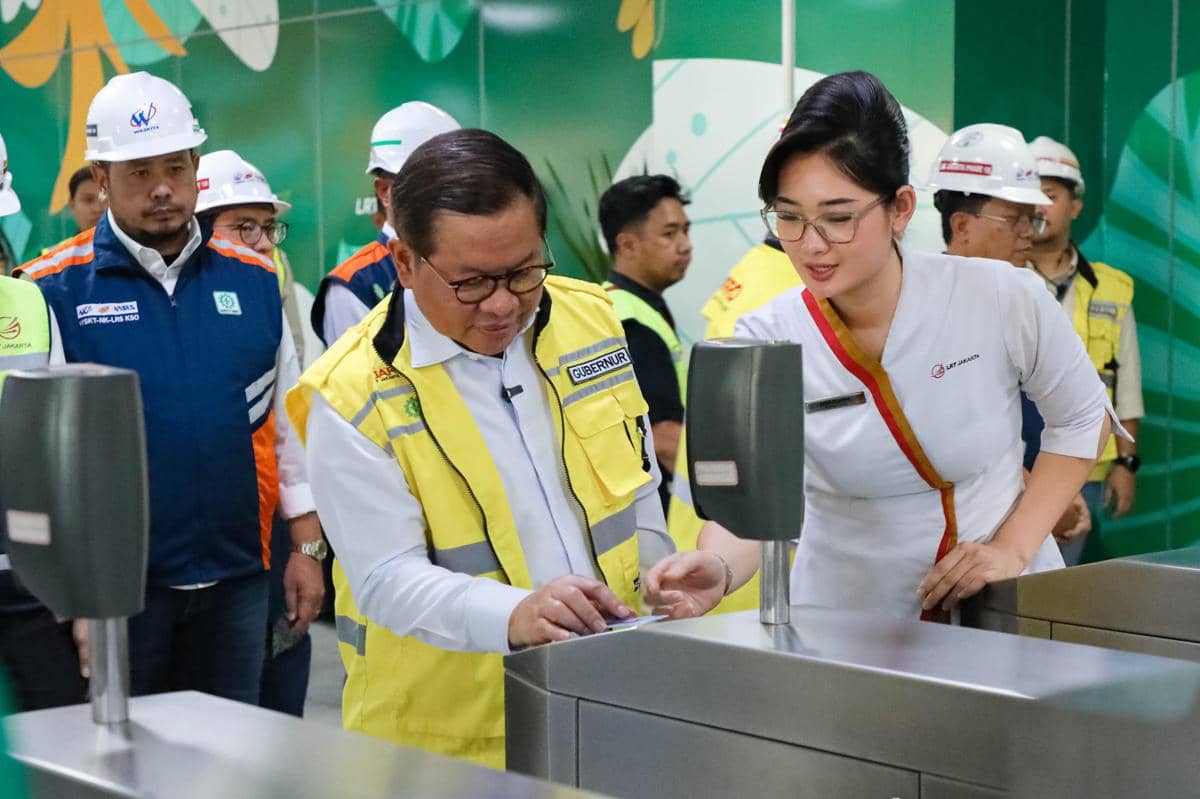 Gubernur DKI Jakarta, Pramono Anung saat meninjau Progres LRT Pegangsaan Dua–Manggarai. 