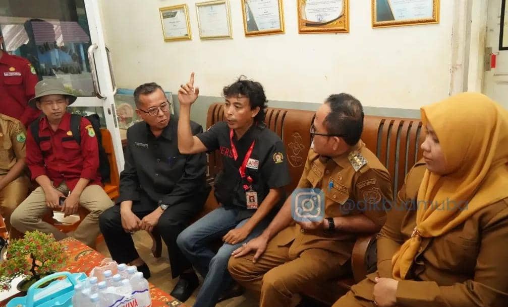 Disdik Muba didampingi Camat dan Polres Keluang saat melakukan mediasi di SMPN 5 Keluang.