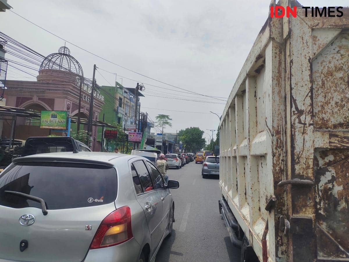 Sudah 4 Hari Antrean BBM Mengular, Warga Keluhkan Jalan Macet Akibat