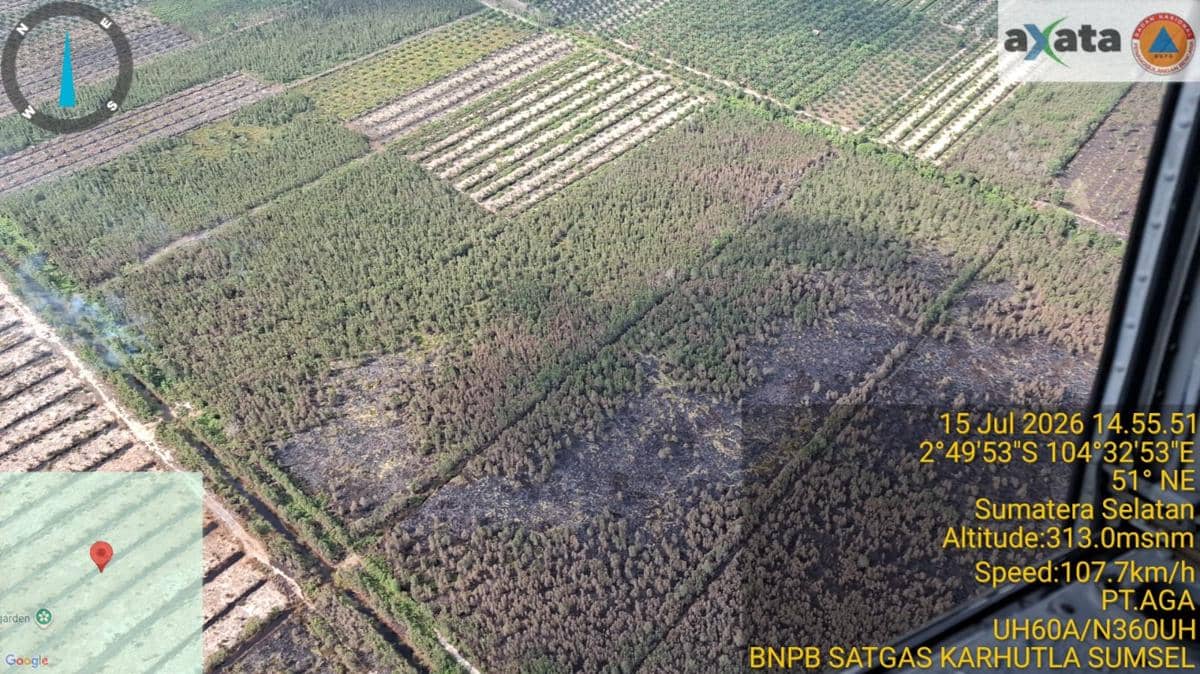 Pemandangan udara area hutan dan lahan di Sumatera Selatan yang terbakar sebagian, dalam proses pemadaman oleh Manggala Agni.