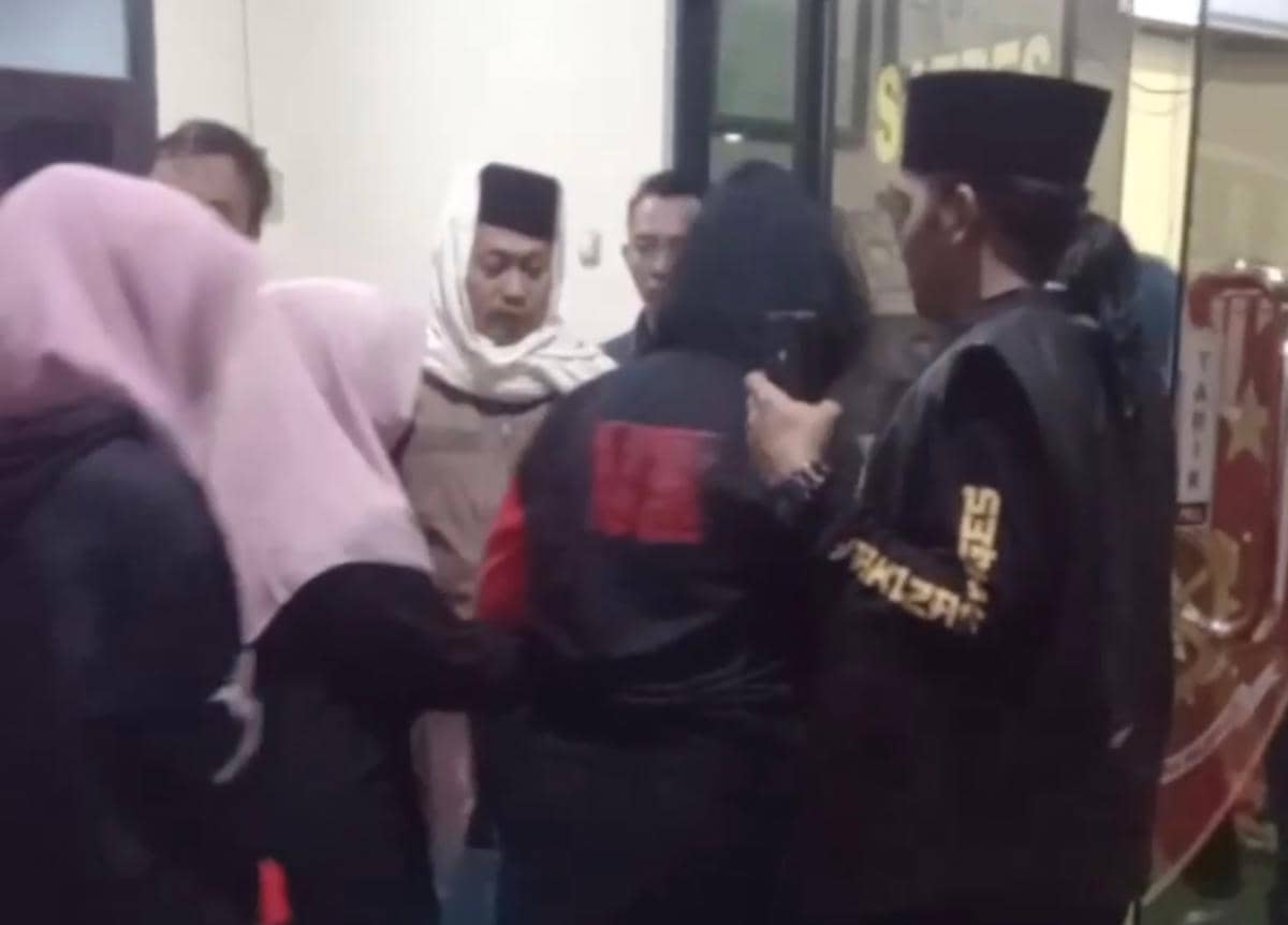 Beberapa santriwati didampingi sejumlah orang saat membuat laporan dugaan pelecehan seksual di kantor Satres PPA dan PPO.