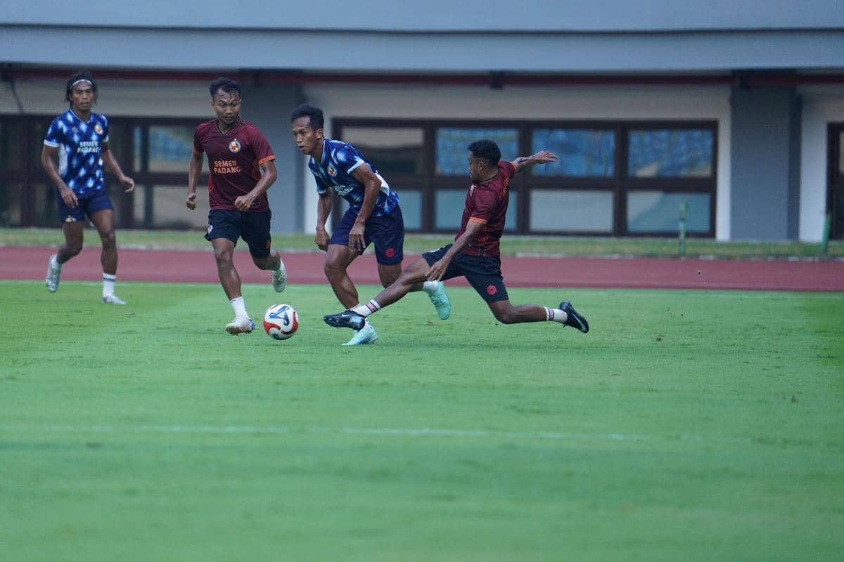Pemain Semen Padang mengenakan seragam merah dan biru tengah beraksi dalam laga internal di Stadion Patriot Candrabhaga.