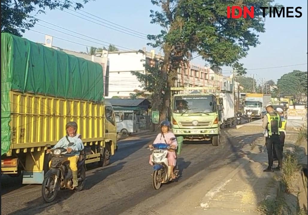Arus lalu lintas di KM 17 Jalintim Palembang-Betung yang padat saat perbaikan jalan. (IDN Times/Hafidz Trijatnika)