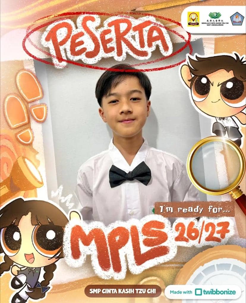 Seorang siswa mengenakan seragam putih dan dasi kupu-kupu hitam berpose dengan bingkai digital bertema MPLS SMP Cinta Kasih Tzu Chi.