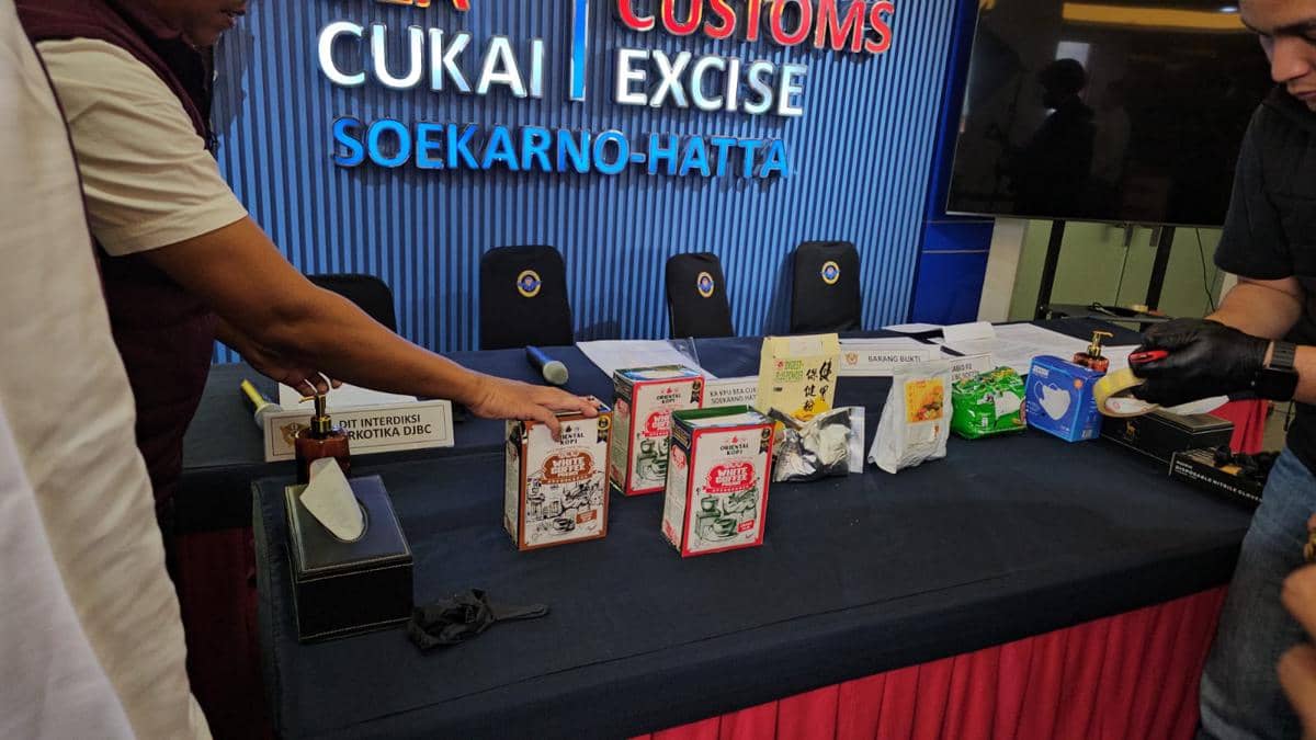 Petugas Bea Cukai Soekarno-Hatta memperlihatkan barang bukti bahan baku Happy Water yang digagalkan penyelundupannya di meja konferensi pers.