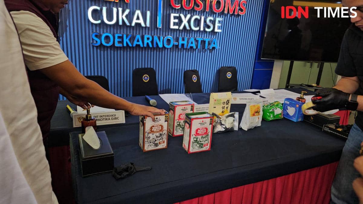 Petugas Bea Cukai Soekarno-Hatta memperlihatkan barang bukti bahan baku Happy Water yang digagalkan penyelundupannya di meja konferensi pers.