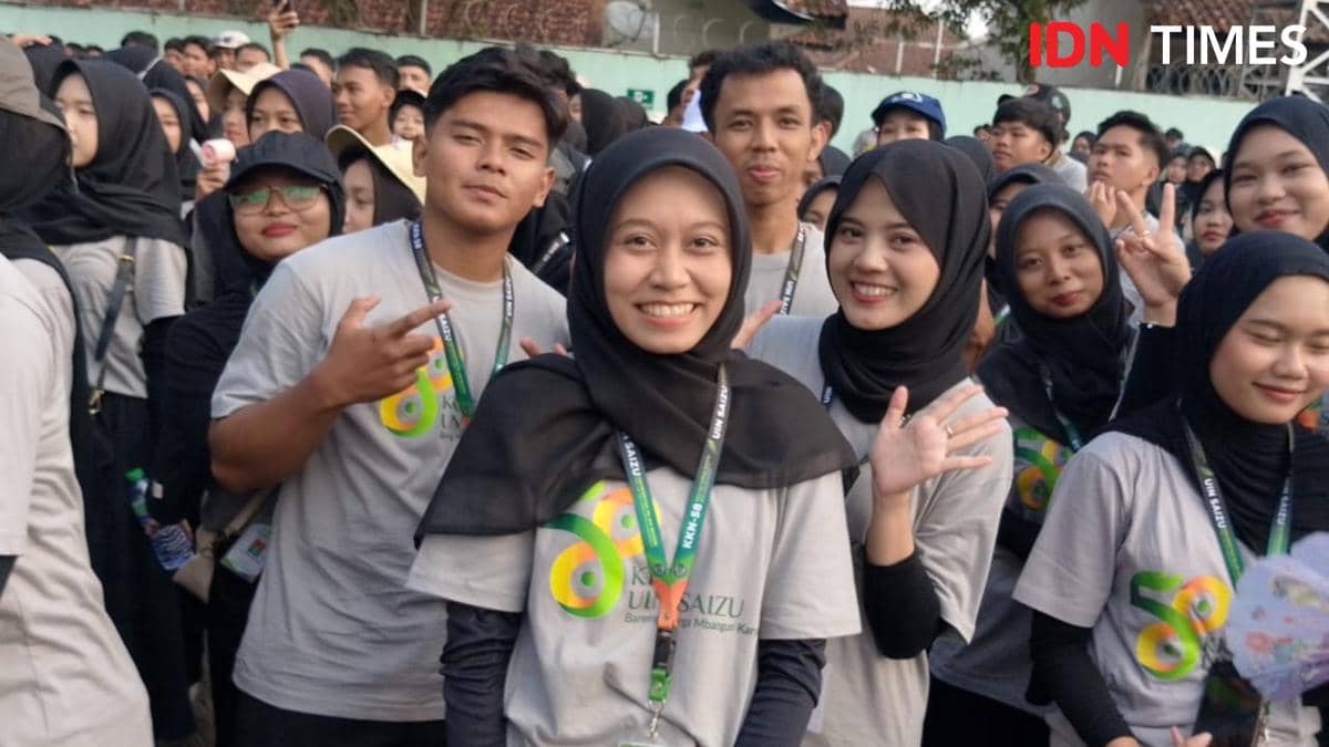 Sekelompok mahasiswa mengenakan kaus abu-abu dan jilbab hitam berfoto bersama di kegiatan KKN di Desa Sokawera, Banyumas.