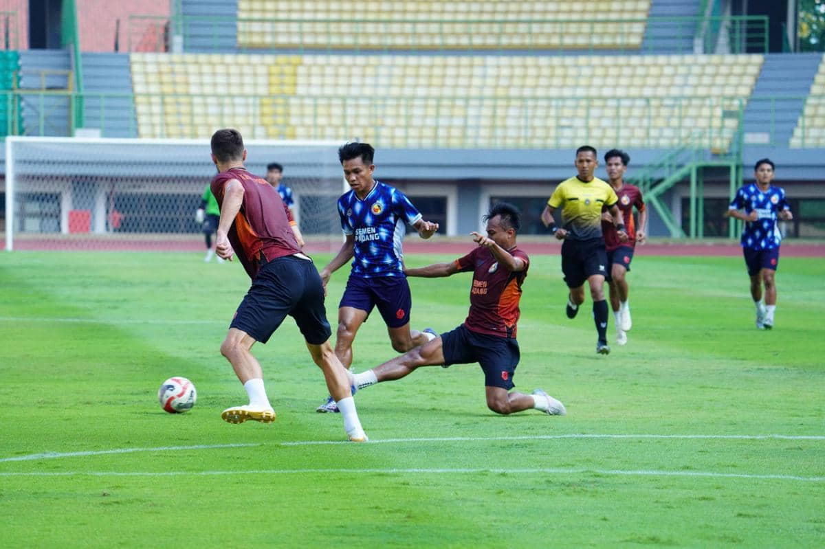 Pemain Semen Padang beraksi dalam laga internal di Stadion Patriot Candrabhaga dengan beberapa pemain dan wasit terlihat di lapangan.