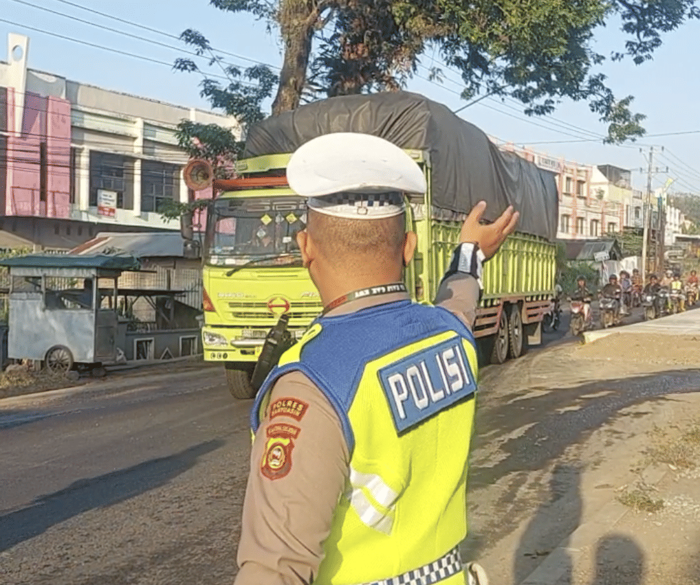 Petugas Satlantas Polres Banyuasin mengatur lalu lintas di Jalintim Palembang-Betung saat sistem buka-tutup diberlakukan karena perbaikan jalan.