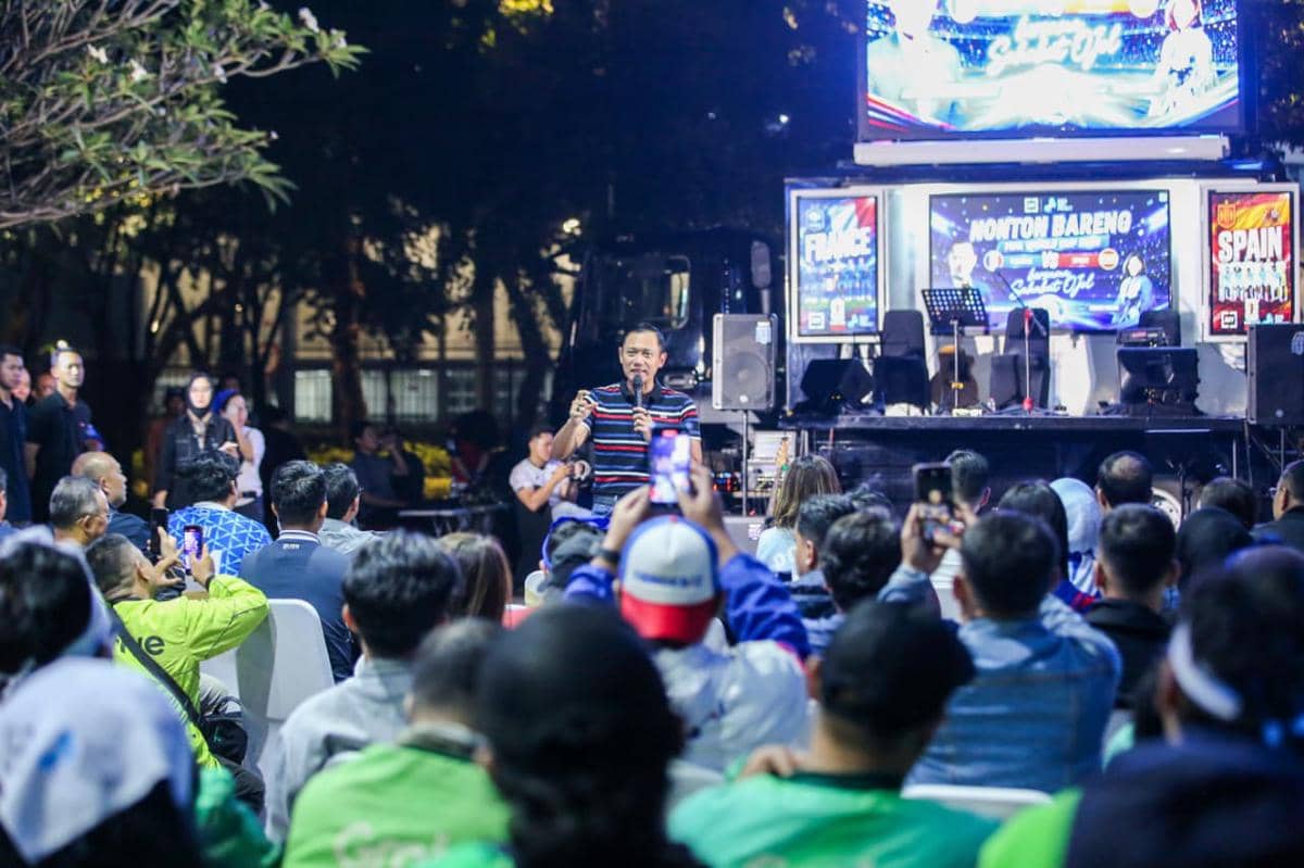 AHY Bayar Janji Nobar Piala Dunia 2026 Bareng Pengemudi Ojol