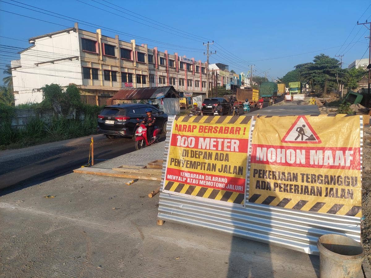 Perbaikan Jalan, Kemacetan Mengular di Jalintim KM 17 Palembang-Betung