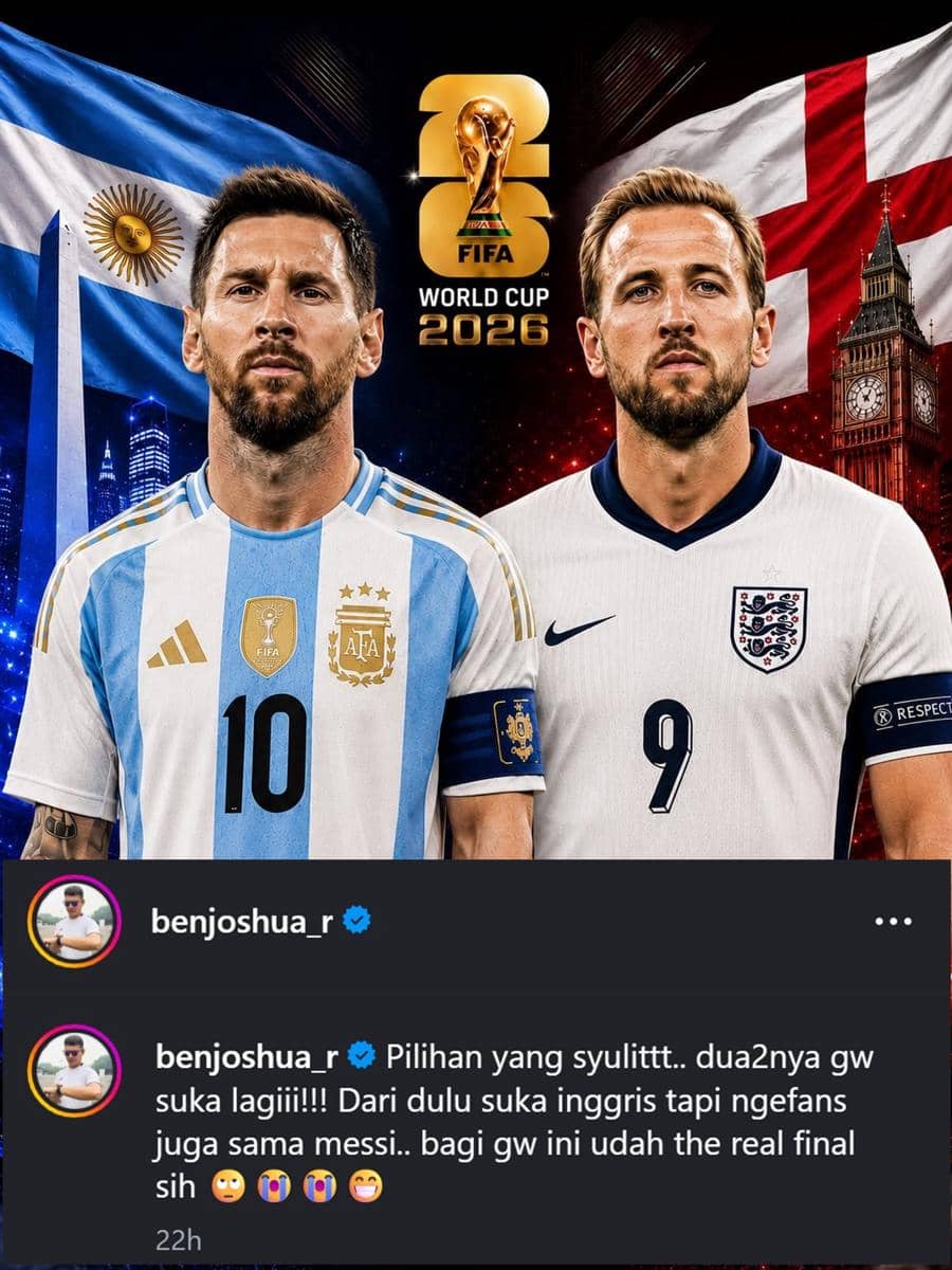 Dua pemain sepak bola mengenakan jersey tim nasional Argentina dan Inggris berdiri di depan logo Piala Dunia FIFA 2026 dengan latar bendera masing-masing negara.