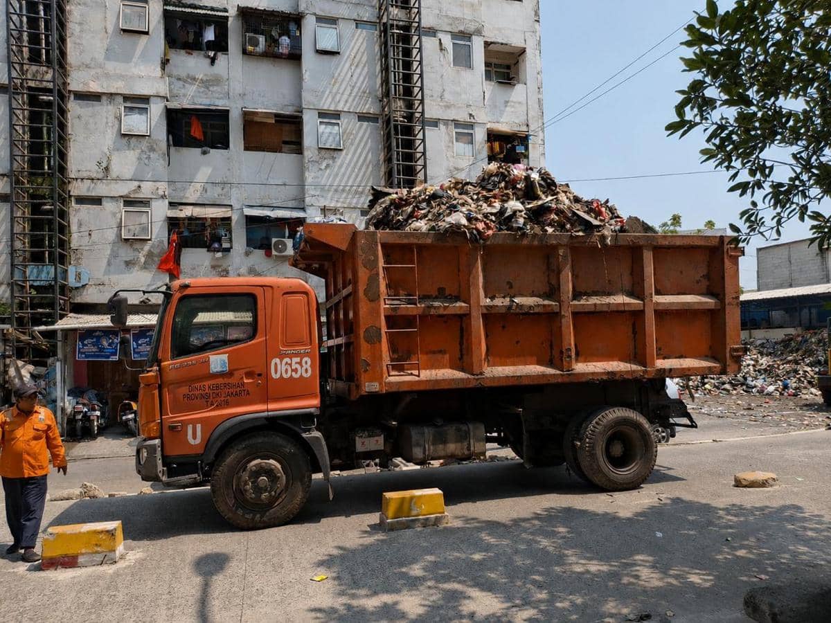 Dinas LH DKI Target Bereskan Sampah Rusun Pluit 10 Hari