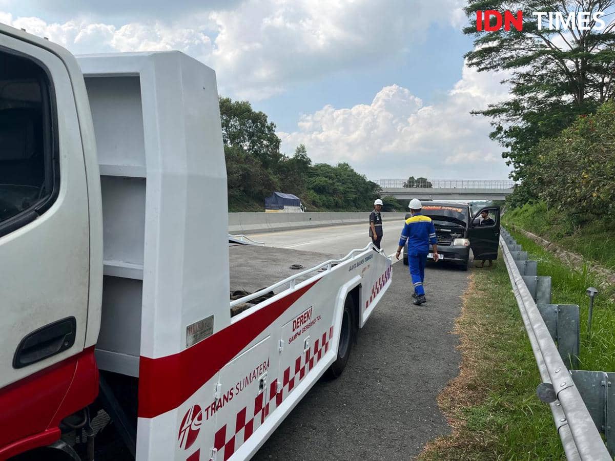 Melihat Layanan 24 Jam Tol Bakter, dari CCTV hingga Armada Derek