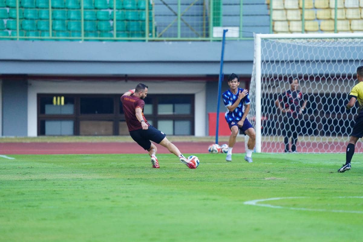 Pemain Semen Padang menendang bola ke arah gawang saat internal game di Stadion Patriot Candrabhaga dengan beberapa pemain bertahan di depan gawang.