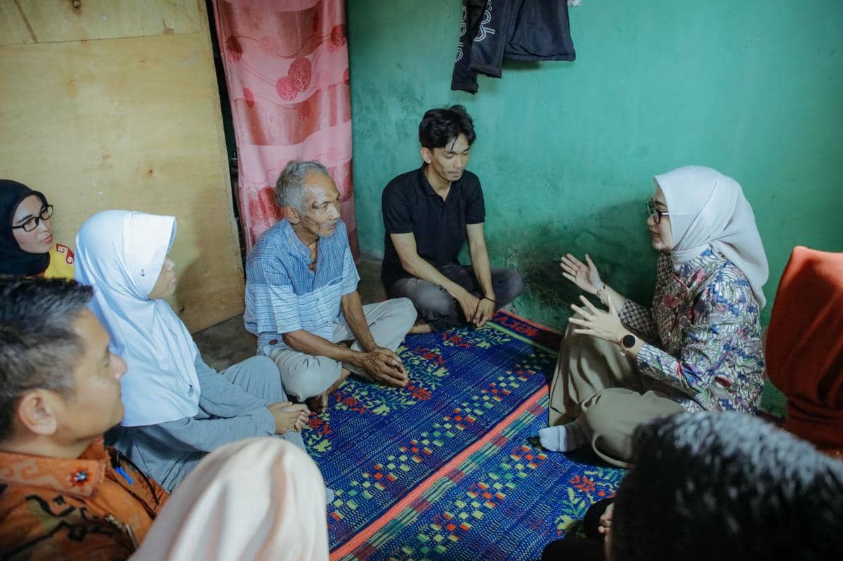 Wagub Lampung, Jihan Nurlela menemui orang tua murid sekolah rakyat.