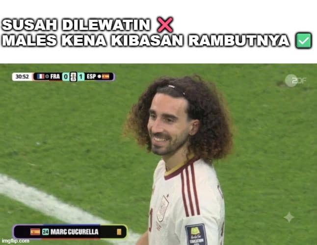 Pemain timnas Spanyol Marc Cucurella tersenyum di lapangan saat pertandingan melawan Prancis, dengan teks meme lucu di bagian atas gambar.