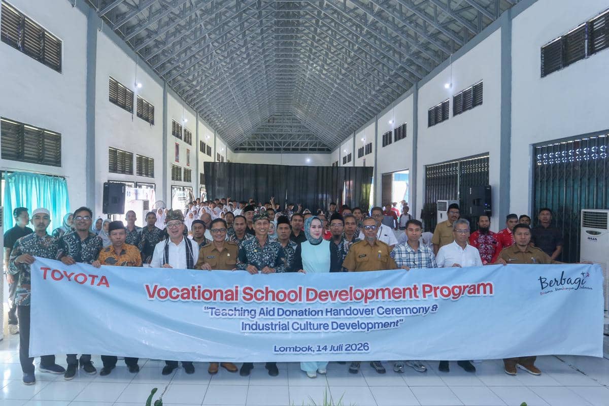 Rombongan guru, siswa, dan perwakilan perusahaan berfoto bersama dalam acara penyerahan unit mesin mobil untuk dua SMK di Lombok.