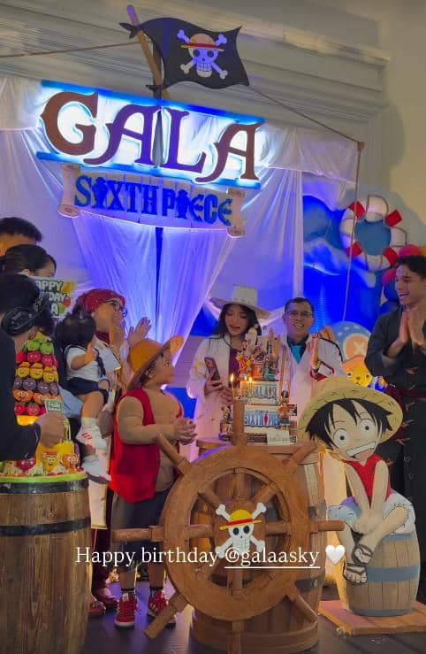 Perayaan ulang tahun ke-6 Gala Sky bertema One Piece dengan dekorasi bajak laut, kue ulang tahun, dan tamu yang bergembira.