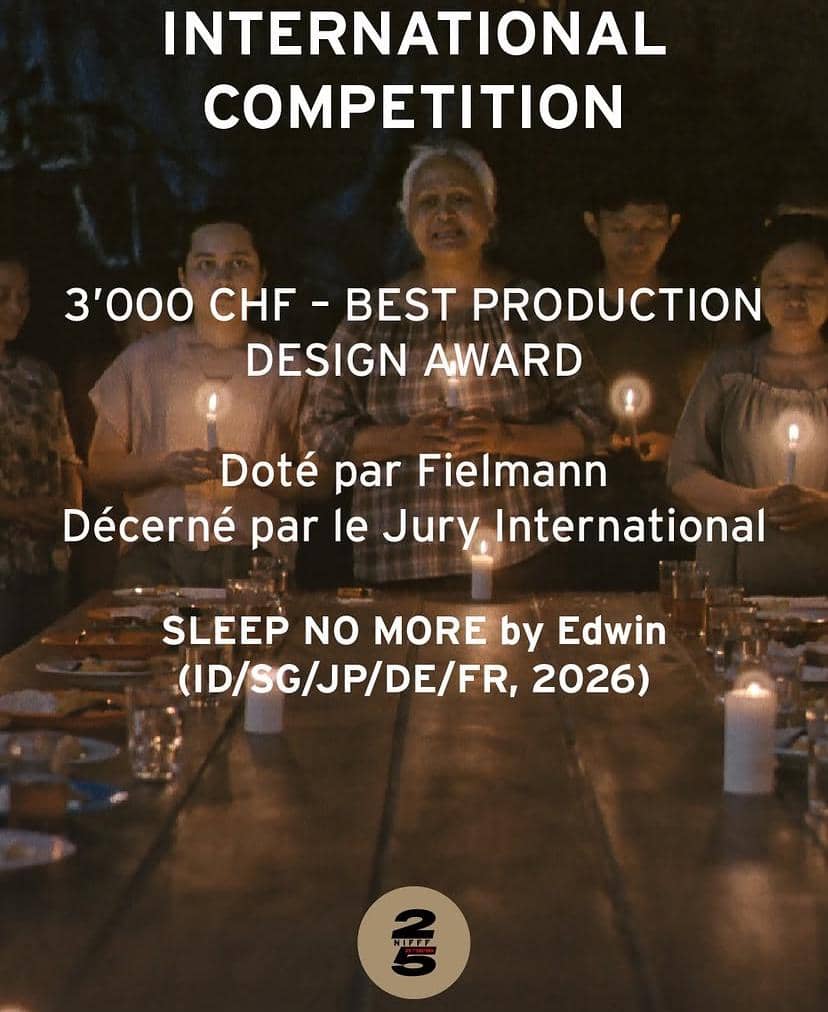 Beberapa orang berdiri di sekitar meja panjang sambil memegang lilin, dengan teks penghargaan Best Production Design Award NIFF 2026 di atasnya.