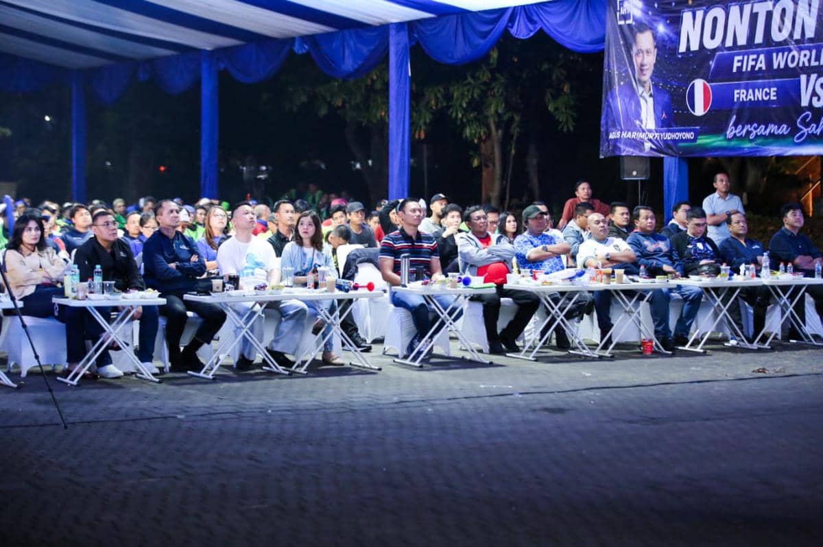 Ketua Umum Partai Demokrat, Agus Harimurti Yudhoyono (AHY) nonton bareng Piala Dunia 2026 bersama pengemudi ojek online (ojol) (dok. Demokra