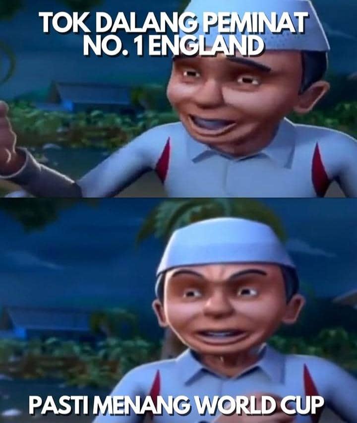Tokoh animasi Tok Dalang dari serial Upin & Ipin dengan ekspresi gembira dalam meme bertema Piala Dunia 2026 dan dukungan untuk tim Inggris.
