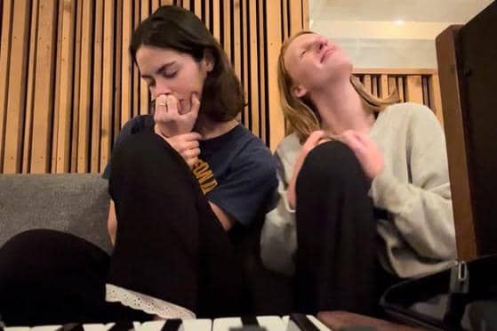 Gracie Abrams dan Audrey Hobert