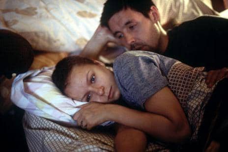 Samantha Morton (depan) dalam film In America