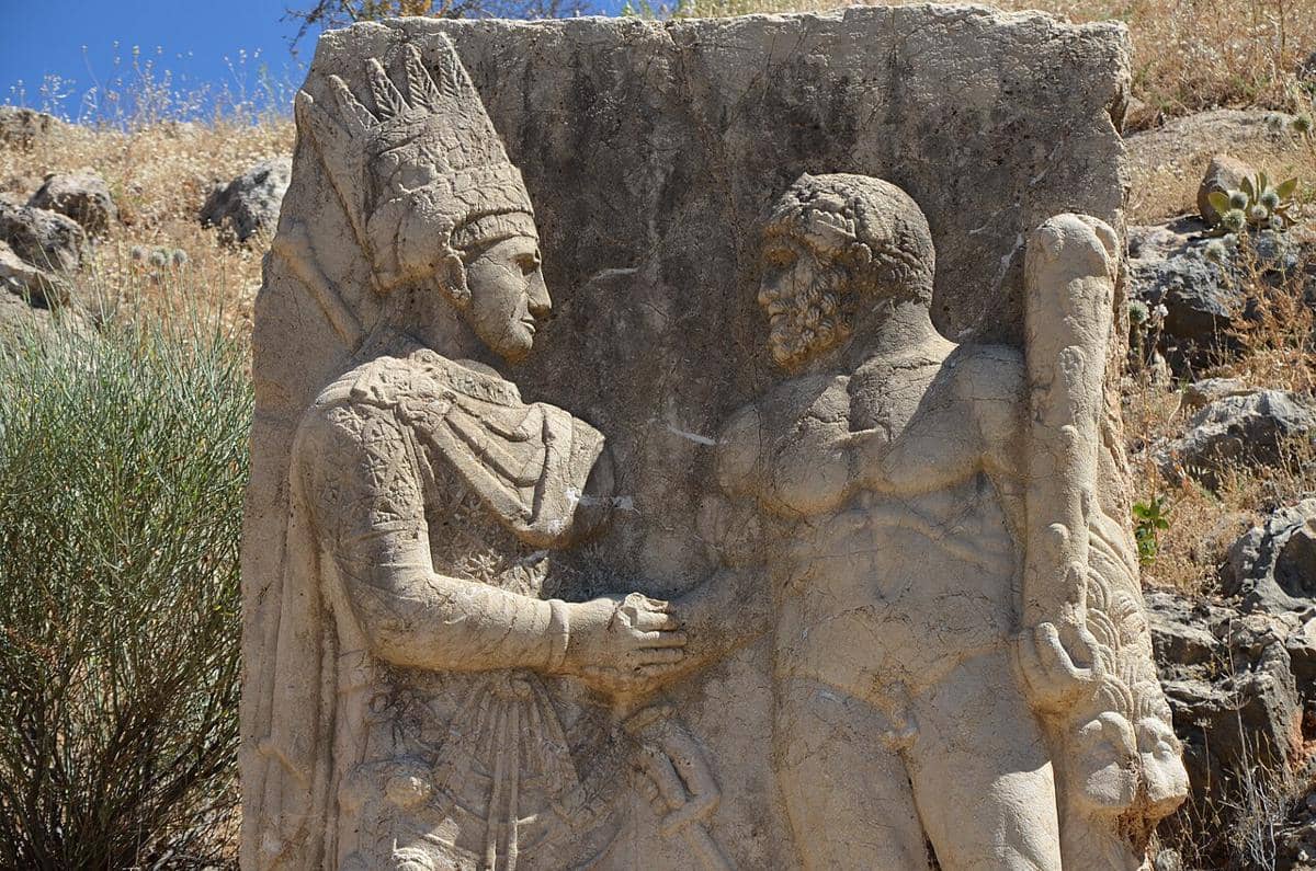 Relief Raja Commagene berjabat tangan dengan dewa Herakles