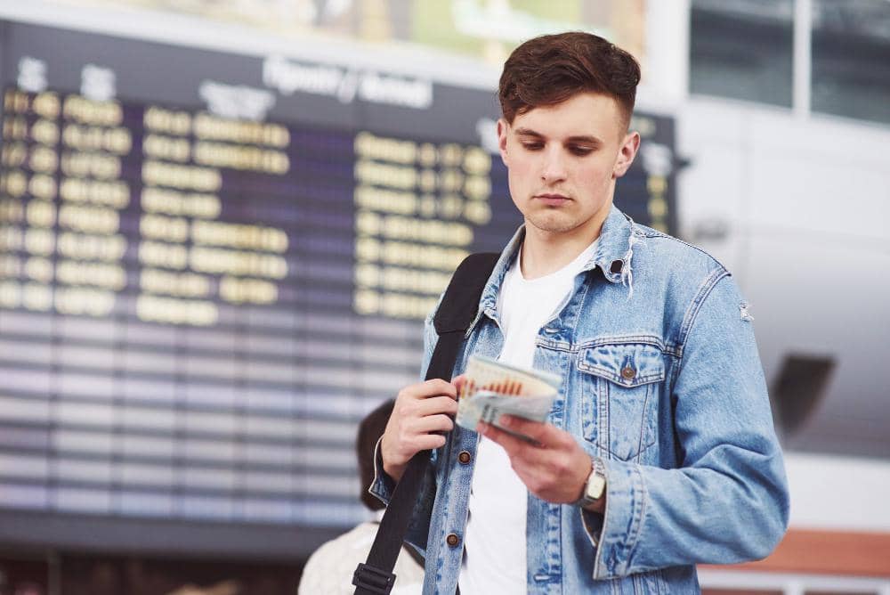 Memeriksa informasi pada boarding pass