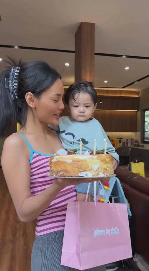 Erika Carlina Rayakan Ultah Pengasuh Anaknya (instagram.com/raxneil_)