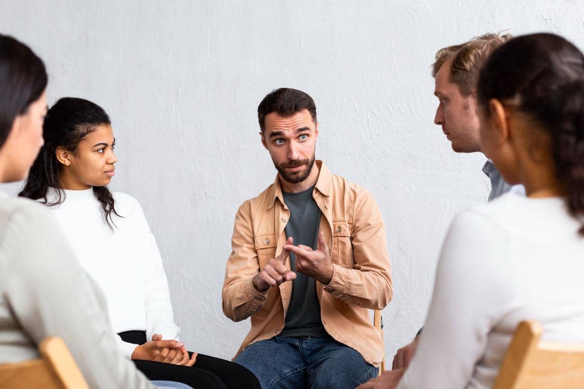 5 MBTI Cowok yang Berani Speak Up meski Jadi Minoritas