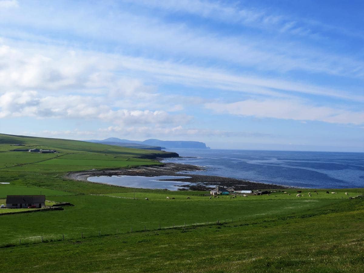 bentang alam di Orkney, salah satu gugusan pulau yang ada di Skotlandia